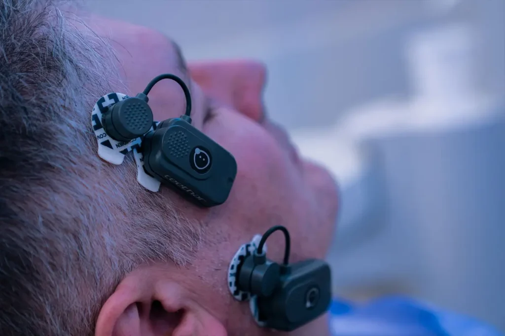 Paziente con i sensori Teethan applicati sul viso per misurare l'attivita dei muscoli masticatori.